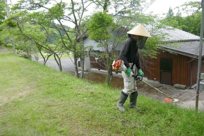 草刈り中